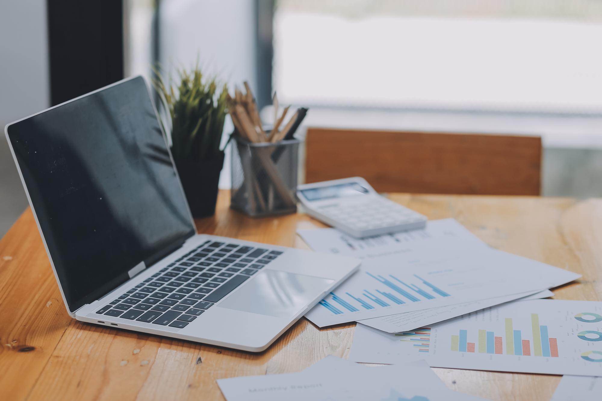 Modernes Büro mit Finanzunterlagen und Laptop